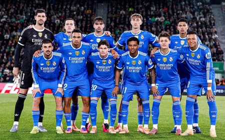 Time do Real Madrid reunido antes do empate por 2 a 2 com o Elche (Foto: Divulgação/Real Madrid)