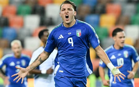 Retegui comemora gol marcado pela Itália sobre Israel, pelas Eliminatórias da Europa