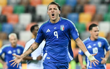 Retegui comemora gol marcado pela Itália sobre Israel, pelas Eliminatórias da Europa