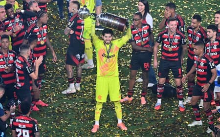 Rossi ergue taça da Libertadores - Flamengo campeão da edição 2025