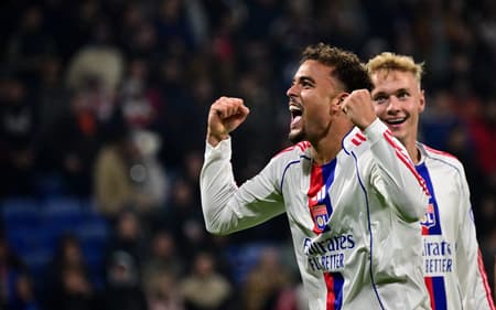 Ruben Kluivert comemora gol do Lyon sobre o RB Salzburg