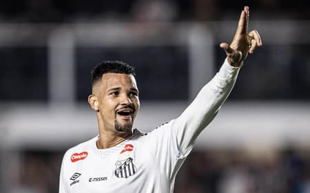 Zé Ivaldo será desfalque por suspensão do duelo do Santos contra o Internacional. (Foto: Divulgação/ Santos FC)