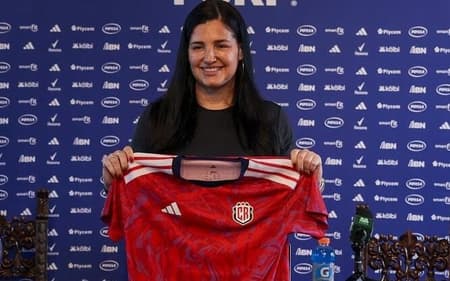 Técnica brasileira Linsay Camila assume seleção da Costa Rica com a missão de classificar à Copa do Mundo Feminina. (Costa Rica/Divulgação)