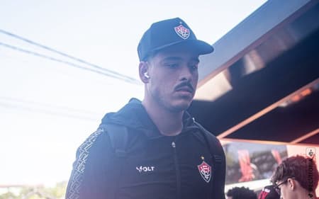 Lucas Halter chega ao Barradão para Vitória x Botafogo (Foto: Victor Ferreira / EC Vitória)