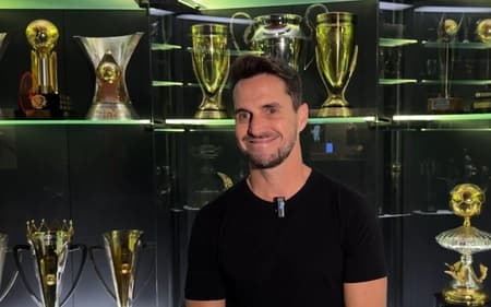 Sávio, ex-jogador do Flamengo, no museu da Gávea (Foto: Lance!)