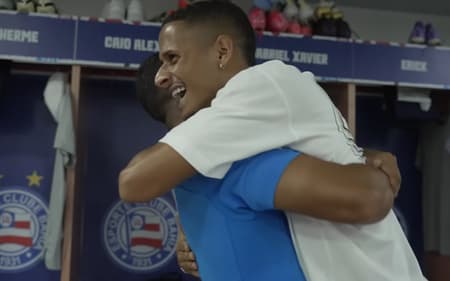 Juba comemora convocação com colegas de elenco (Foto: reprodução / TV Bahêa)