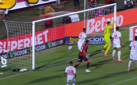 Lance polêmico confunde jogadores em Vitória x Internacional (Foto: reprodução)