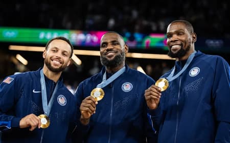 Stephen Curry, LeBron James e Kevin Durant em Paris 2024 (Foto: Divulgação / FIBA)