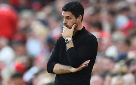 Técnico do Arsenal, Arteta observa confronto contra o Liverpool, pela Premier League