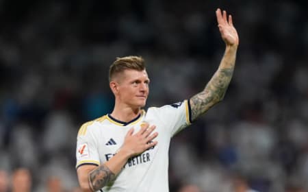 Toni Kroos em despedida pelo Real Madrid no Santiago Bernabéu (Foto: AFP)