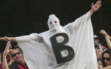Torcedor fantasiado de 'fantasma do rebaixamento'
