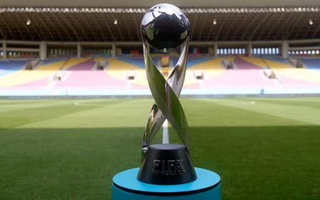 Troféu da Copa do Mundo Sub-17, que será disputada no Catar