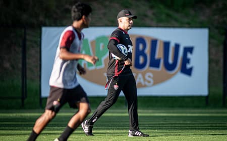 Jair Ventura comanda treino do Vitória (Foto: Victor Ferreira / EC Vitória)