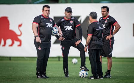 Jair Ventura e comissão técnica durante treino do Vitória (Foto: Victor Ferreira / EC Vitória)