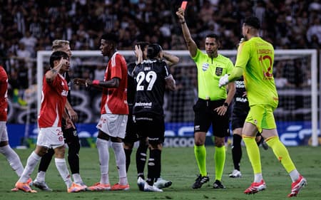 Vina, do Ceará, foi expulso contra o Internacional (Foto: Marcus Wernner/UAI Foto/Gazeta Press)
