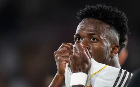 Vini Jr beijando o escudo do Real Madrid (Foto: AFP)