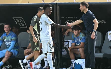 Vini Jr cumprimenta Xabi Alonso ao ser substituiído no Real Madrid contra o PSG, no Mundial (Foto: Paul Ellis/AFP)