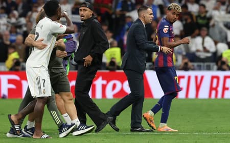 Vini Jr discutindo com Raphinha e Yamal (Foto; Oscar del Pozo/AFP)