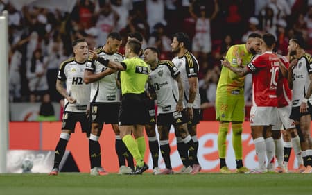 Vitor Hugo recebeu cartão vermelho e está fora da partida contra o Bahia (Foto: Pedro Souza / Atlético)