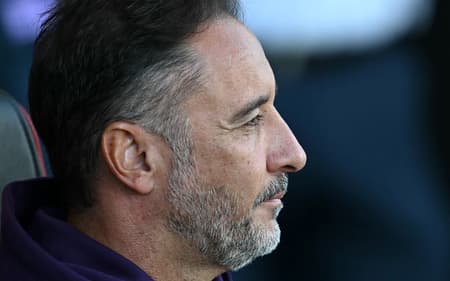 Vitor Pereira observa jogo entre Wolverhampton e Bournemouth, pela Premier League