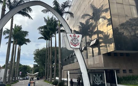 Votação do impeachment de Augusto Melo acontece no Parque São Jorge, sede do Corinthians (Foto: Ulisses Lopresti/ Lance!)
