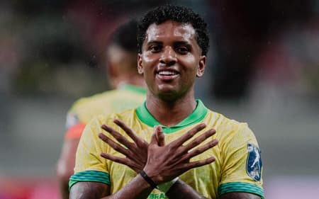 Rodrygo comemora um de seus gols contra a Coreia com o gesto da Tropa do Rayo (Foto: Leonardo Benhossi / Divulgação)