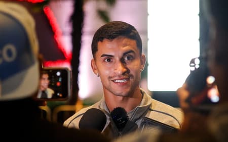 Nestor em entrevista coletiva após renovação com o Bahia (Foto: Rafael Rodrigues / EC Bahia)