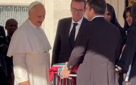 Papa recebe camisa do Fluminense de Carlo Caiado (Foto: Arquivo Pessoal)
