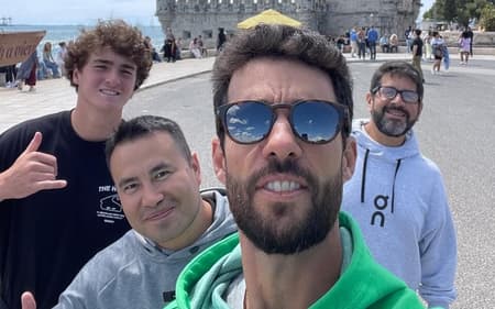 João Fonseca com o preparador físico Emmanuel Jiménez, o técnico Guilherme Teixeira e o fisioterapeuta Egídio Magalhães (Foto: Arquivo pessoal)