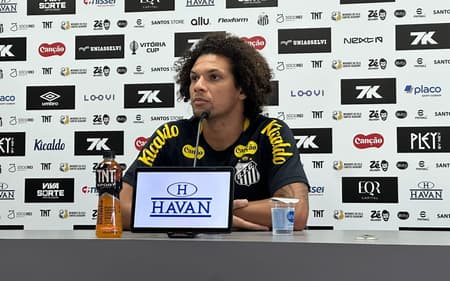 Willian Arão conversou com a imprensa no CT Rei Pelé, nesta sexta-feira (14). (Foto: Juliana Yamoka; Lance!)