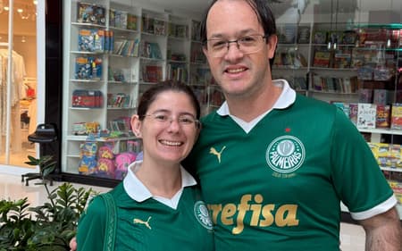 Casal de torcedores do Palmeiras para final da Copa do Brasil Feminina. (Foto: Giselly Corrêa/Lance!)