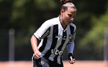 A meia Duda Basílio atua no Botafogo. (Foto: Botafogo/Divulgação)