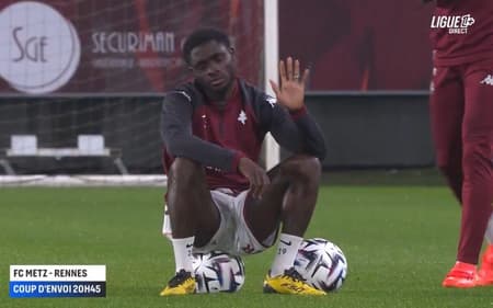 Koffi Kouao, do Metz, se recusando a participar de aquecimento antes de partida contra o Rennes (Foto: Reprodução/Ligue 1+ Direct)