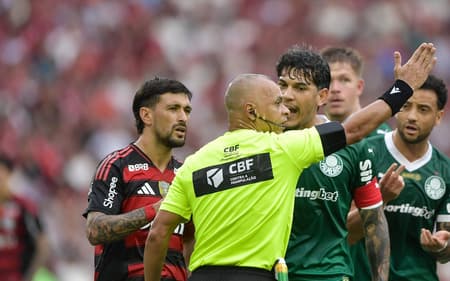 Jogadores de Flamengo e Palmeiras reclamam com Wilton Pereira Sampaio (Foto: Thiago Ribeiro/AGIF)
