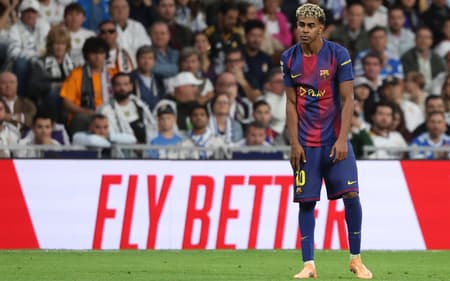 Yamal em ação no duelo contra o Real Madrid (Foto: Oscar del Pozo/AFP)