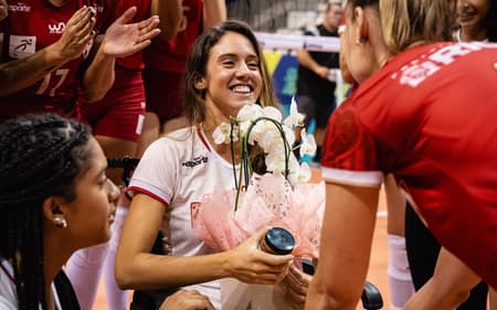 Julia Azevedo é homenageada pelo Tijuca Tênis Clube (Foto: Thiago Mendes/Tijuca)