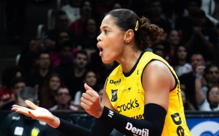 Adenízia em ação contra o Sesc RJ Flamengo na Superliga 25/26 (Foto: Amadeus Galiotto)