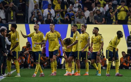 Jogadores do Al-Nassr comemoram gol em vitória por 3 a 1 sobre o Al-Khaeej, pelo Campeonato Saudita (Foto: Fayez NURELDINE / AFP)