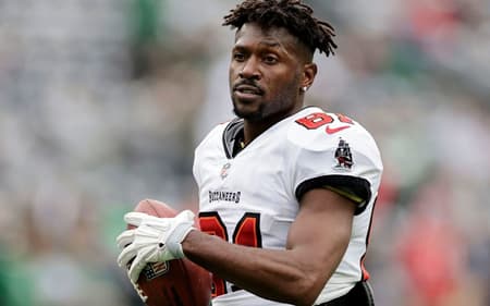 Antonio Brown ex jogador da NFL saindo de campo pelos BUccaneers. Jogador tem prisão decretada