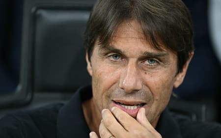 Antonio Conte no banco do Napoli (Foto: Gabriel Bouys / AFP)