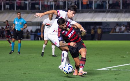 Arrascaeta disputa bola na partida entre São Paulo e Flamengo (Foto: Carlos Torres/Agencia Enquadrar/Gazeta Press)