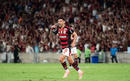 Arrascaeta comemora seu gol pelo Flamengo em vitória sobre o Sport pelo Brasileirão
