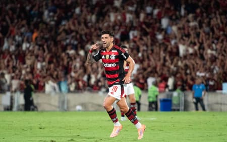 Arrascaeta comemora seu gol pelo Flamengo em vitória sobre o Sport pelo Brasileirão