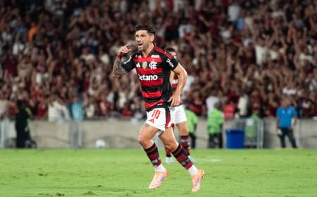 Arrascaeta comemora seu gol pelo Flamengo em vitória sobre o Sport pelo Brasileirão