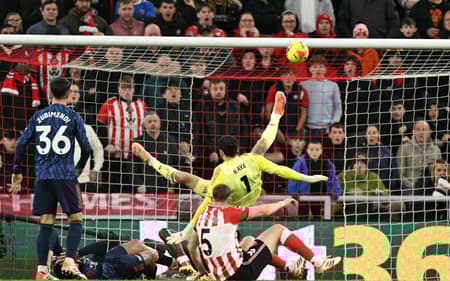 Pela Premier League, Sunderland e Arsenal empataram por 2 a 2 (Foto: Oli SCARFF / AFP)
