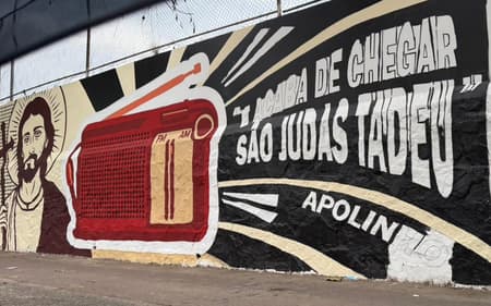 Pintura no muro da Gávea, sede do Flamengo (Foto: Lucas Bayer/Lance!)