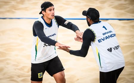 Evandro e Arthur Lanci vencem alemães no Mundial de Vôlei de Praia (Foto: Volleyball World)