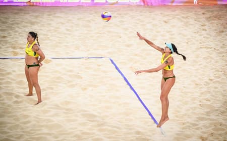 Carol e Rebecca venceram na estreia do Mundial de Vôlei de Praia (Foto: Volleyball World)
