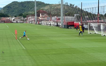 Cebolinha durante treino do Flamengo no Ninho do Urubu (Foto: Lucas Bayer/Lance!)