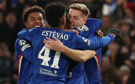 Com golaço de Estêvão, o Chelsea venceu o Barcelona por 3 a 0, pela Champions League (Foto: Adrian Dennis / AFP)